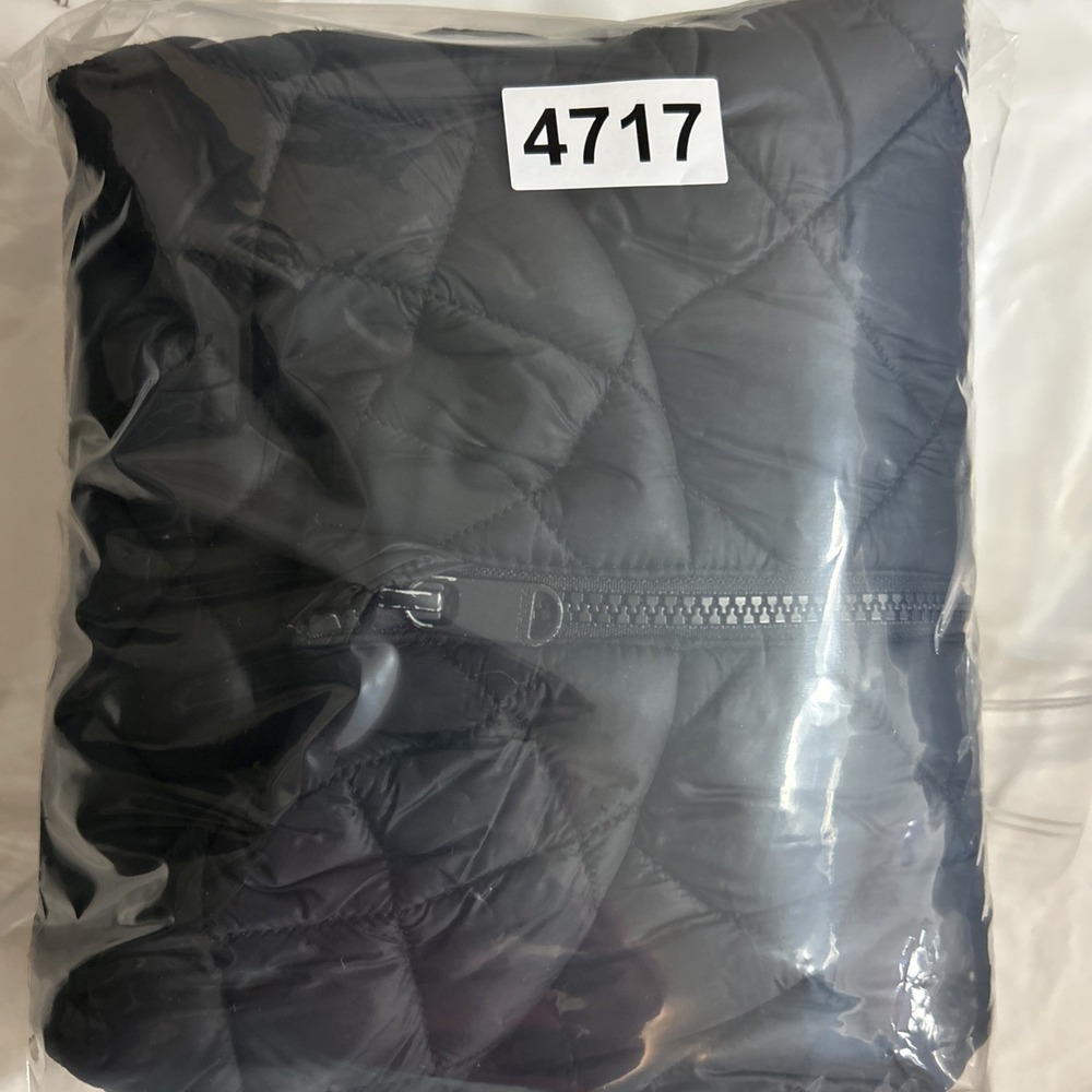 Athleta Whisper Featherless Women's Medium Puffer Vest Full Zip Black Quilted - Picture 12 of 12